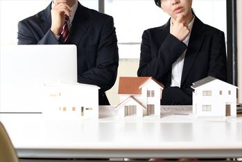 考える不動産企業の男女の会社員