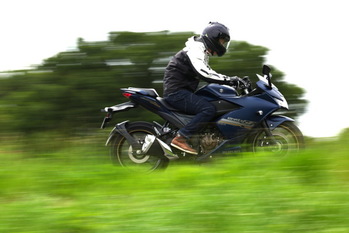 ビギナーもリターンライダーも扱いやすい！ 素直な操縦性が魅力のスズキ「ジクサーSF250」