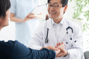 医師の給料が下がる？副業や資産運用によるリスクヘッジについて解説！