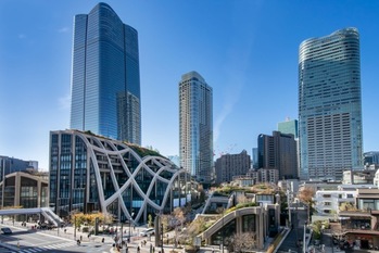 過剰なオフィス供給を尻目に、高級住宅が都心複合開発を牽引