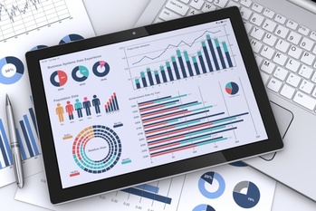 ビジネス資料とタブレットとノートPC、ビジネスインテリジェンス