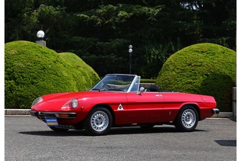 【20世紀名車】イタリアの熱血を象徴する美しきオープン、’76アルファロメオ2000スパイダーの華麗なる世界