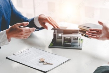 不動産投資ローンとは。住宅ローンとの違い・金利相場と審査基準を解説