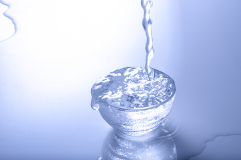 コップから水があふれる