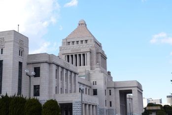 公定価格の見直しによる給料引き上げは適切か、その財源は