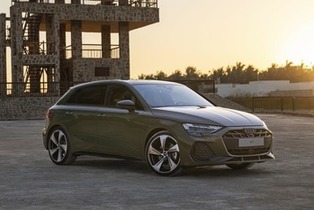 新型ポルシェ・パナメーラのプラグインハイブリッドモデル3車種の日本における予約受注がスタート