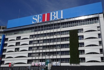 西武池袋本店、ストで姿を消した「懸垂幕」