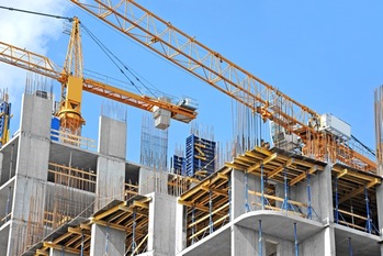 建築コストの上昇一服も、建設の遅れは今後も継続か