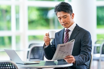 新聞は運用や貯金に役立つ！？新聞を効果的に読み周りと差をつけよう