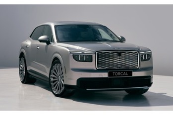 ベントレー初のBEVモデルが「トルカル」の車名を冠して登場。高性能モデルのトルカルSはシステム最高出力653kW(888ps)を発生