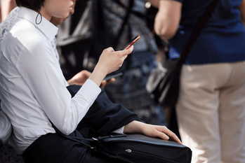 スマホやSNSは、お酒やたばこ、薬物などに匹敵する「依存物質」