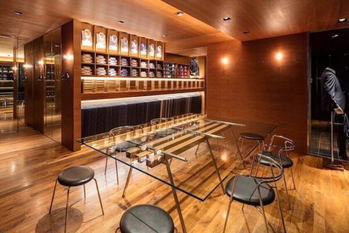 コナカが通期業績下方修正とスタンダード市場へ自主降格