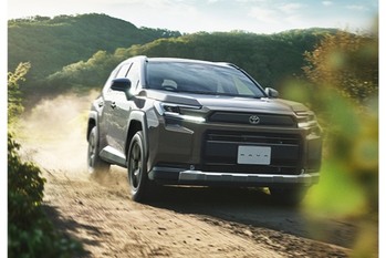 【話題のクルマ最新事情】新型トヨタRAV4は、よりマルチに進化。ハイブリッドとPHEVの全4グレード構成。システム出力はハイブリッドが240ps、PHEVは329ps！