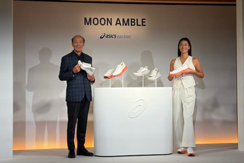 アシックスが新しいフラッグシップ「ムーンアンブル」を発売　ウォーキングをグローバルの重要カテゴリーへ