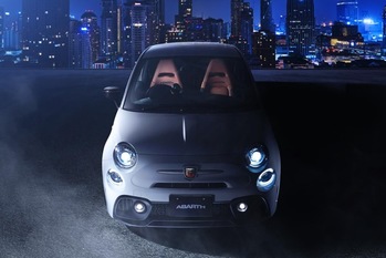 上質なブラウンレザーのSabelt製スポーツシートを配備したアバルト695の日本限定モデルが登場