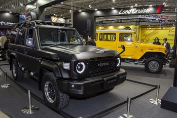 トヨタ車体が東京オートサロン2024でランドクルーザーのカスタマイズカー2台を披露
