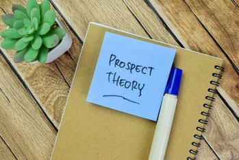 暴落時の狼狽売りを防ぐ! 行動経済学とプロスペクト理論で読み解く投資家心理
