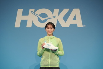 「ホカ」の代表的シューズ「クリフトン」の10代目モデルの発表会に清野菜名が登壇