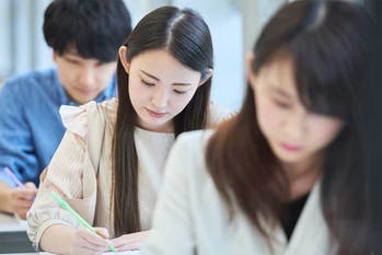 大学の人気と景気循環