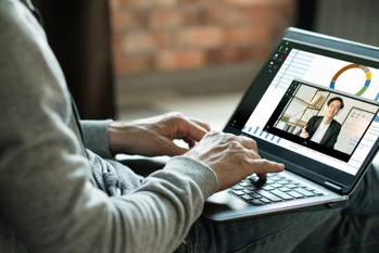 リモートワークで信頼関係を築くために得るべき情報2つ