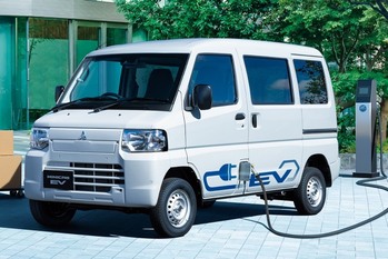 軽商用電気自動車の三菱ミニキャブ・ミーブが大幅改良。電動パワートレインを新世代化して航続距離をアップ。車名は「ミニキャブEV」に刷新