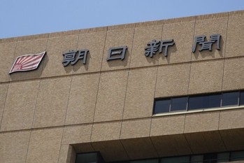 朝日新聞の購読料が日経新聞とついに並ぶ、読売新聞は「据え置き」宣言