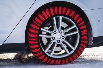 装着時間約3分。スペイン・イッセ社製布製スノーチェーン