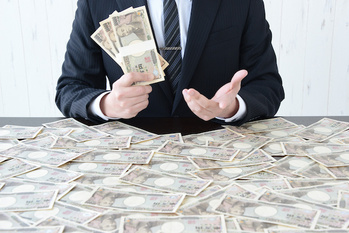 「稼ぐためにたくさん働く」思考では年収は上がらない理由