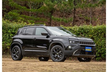 【最新モデル試乗】Jeep85周年。日常を冒険に変える「アベンジャー4×eハイブリッド」のすごい実力