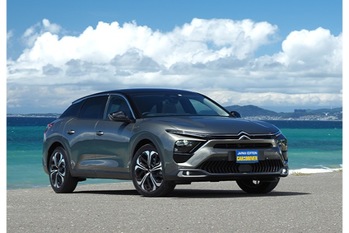 独創のコンセプトと造形。シトロエンC5Xはちょっぴりクラウン・クロスオーバーに似ていると評判。その快適性をズバリ診断