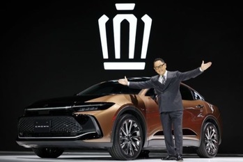 トヨタが第16世代の新型クラウンを世界初公開。