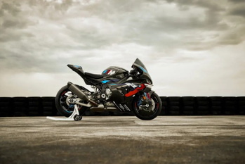 究極のバイク 市販車最速クラス「BMW M1000 RR」が東京MCSで日本初公開