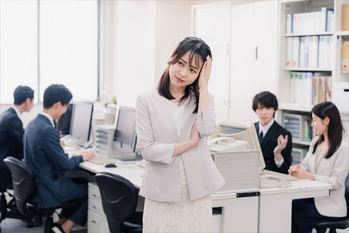 オフィスで悩むビジネスウーマン 