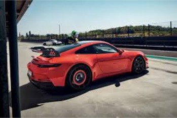 ポルシェがサーキット走行での性能を向上させる911GT3と718ケイマンGT4向けのパフォーマンスキットを日本で発売