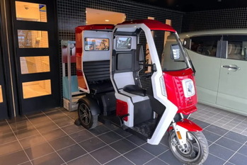 まるでトゥクトゥクのEV版!?　電動バイクもシェアの時代！ 小型EVのテスト運用開始