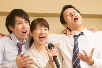 カラオケ,株主優待