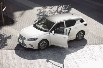 レクサスがプレミアムコンパクトカー「CT」に特別仕様車の「Cherished Touring」を設定