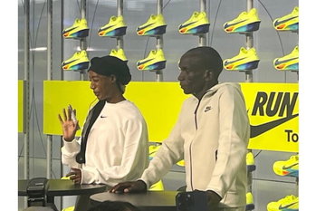 キプチョゲ選手とハッサン選手が銀座の「ナイキ」店舗に！「東京マラソン」に出場した２人はなにを語ったか