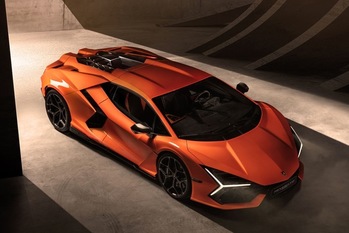 LB744のコードで開発を進めてきたランボルギーニの新世代スーパースポーツが「レヴエルト」のネーミングを冠して世界初公開