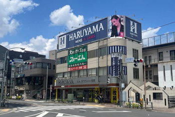 一族対立を経て、はるやまHDの治山正史氏が社長に復帰