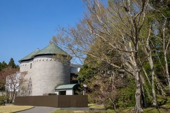 涼を求めて出かけたい。水辺を臨める美術館5選