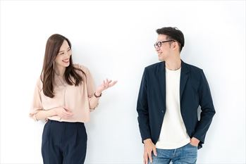 談笑する男女