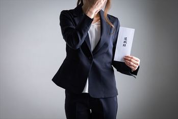 退職願を提出する女性 Retirement