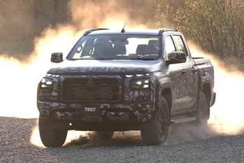 三菱自動車が本年7月26日にタイで初披露する新型トライトンのフレームとエンジンの画像を先行公開