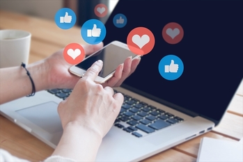 スマートフォンでコミュニケーションする女性