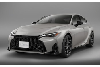 スポーティな内外装デザインと走る楽しさを熟成した進化版レクサスISが発売。特別仕様車の“F SPORT Mode Black Ⅴ”も登場