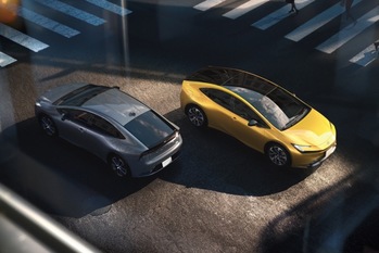 新型トヨタ・プリウスのプラグインハイブリッドモデルが発売。車両価格は460万円に設定