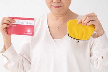 60歳以降は給与が下がる現実。将来の減収に備えて今からできる対策とは ?