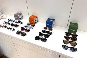 クレア・ワイト・ケラーが全品監修　2,490円の傑作で「ユニクロ」が挑む「サングラスの日常化」