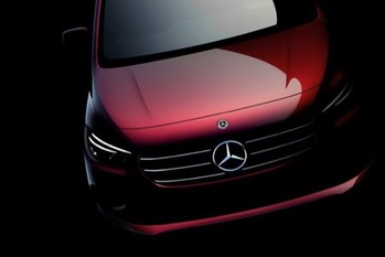 メルセデス・ベンツの小型ミニバン「Tクラス」が4月26日のワールドプレミアを予告